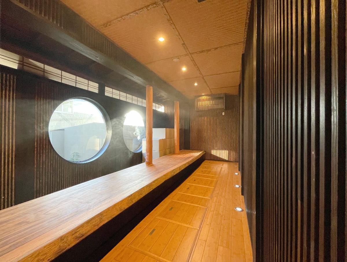 店舗区画奥。円窓から庭を望むカウンター席があります。