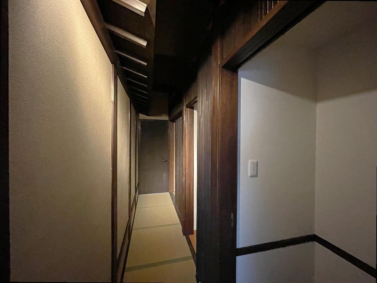 二階廊下は畳敷。軒も作られていて雰囲気あります。
