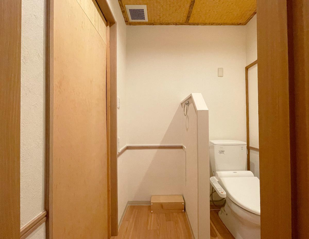 一階居住区画。トイレ脇には洗面用スペース。左にはユニットバス設置できるように丁寧に作ってます。
