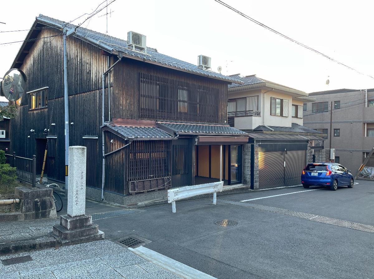 外観遠景。ほんとに門の目の前の辻に位置しています。玄関は左の路地に面しています。