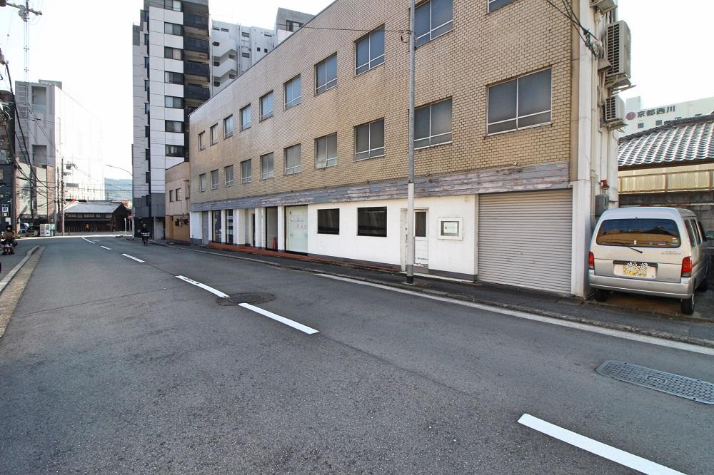 高辻通に面していて存在感は大
