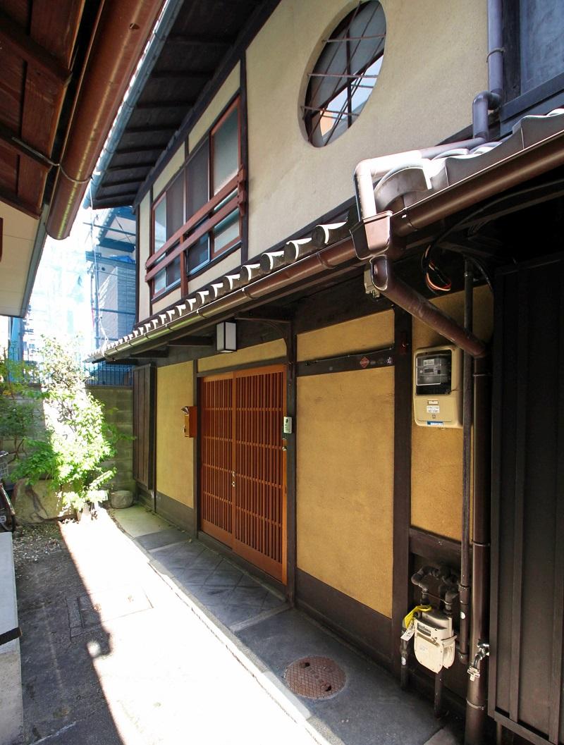 該当物件は路地の一番奥(お向いは住居)