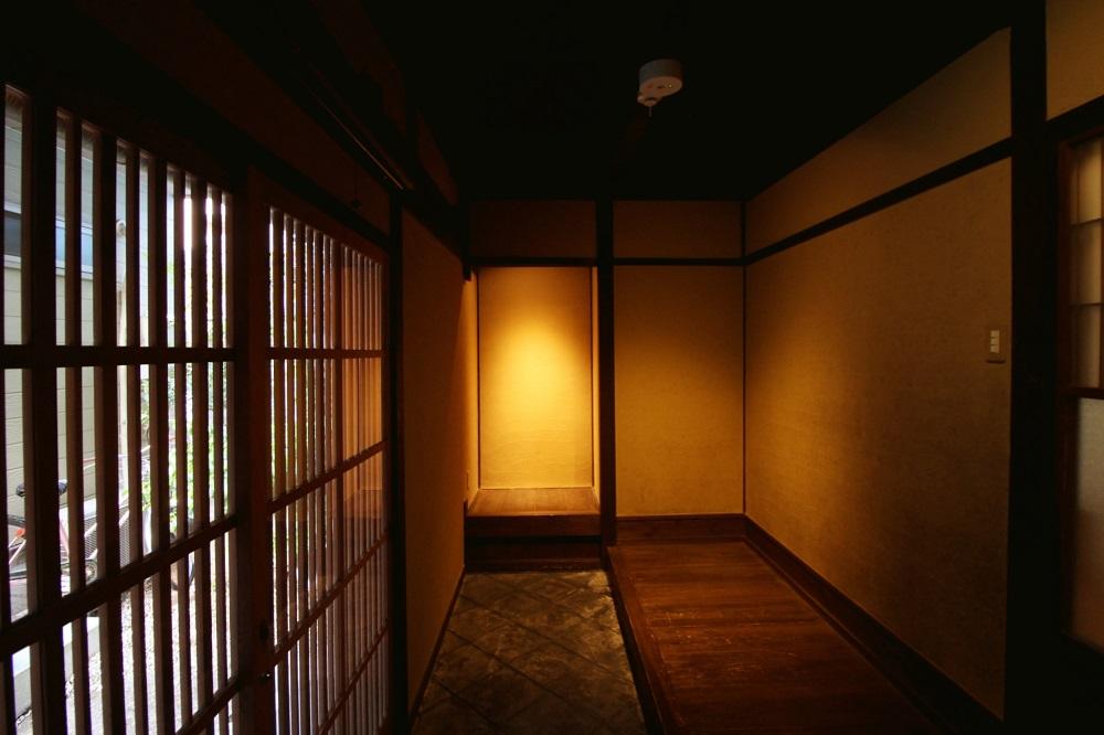 ムーディな玄関周り