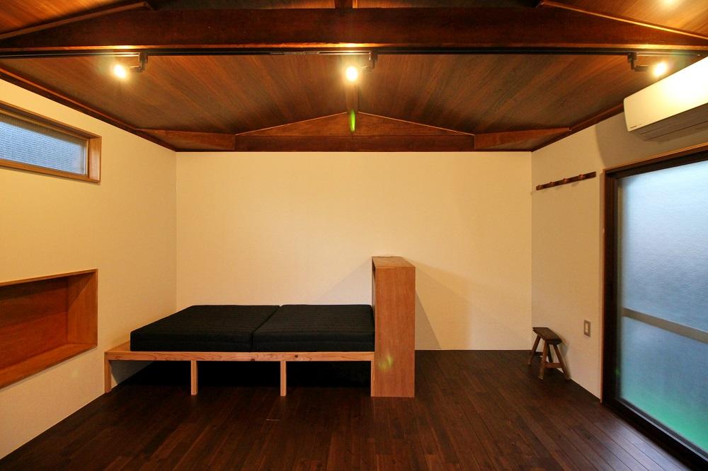 京都市上京区二本松町11-7の賃貸物件/2階はベッドが造作してあり、枕元には携帯が充電できる気の利いた造り（写真は前回募集時のもの）
