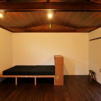 京都市上京区二本松町11-7の賃貸物件/2階はベッドが造作してあり、枕元には携帯が充電できる気の利いた造り（写真は前回募集時のもの）