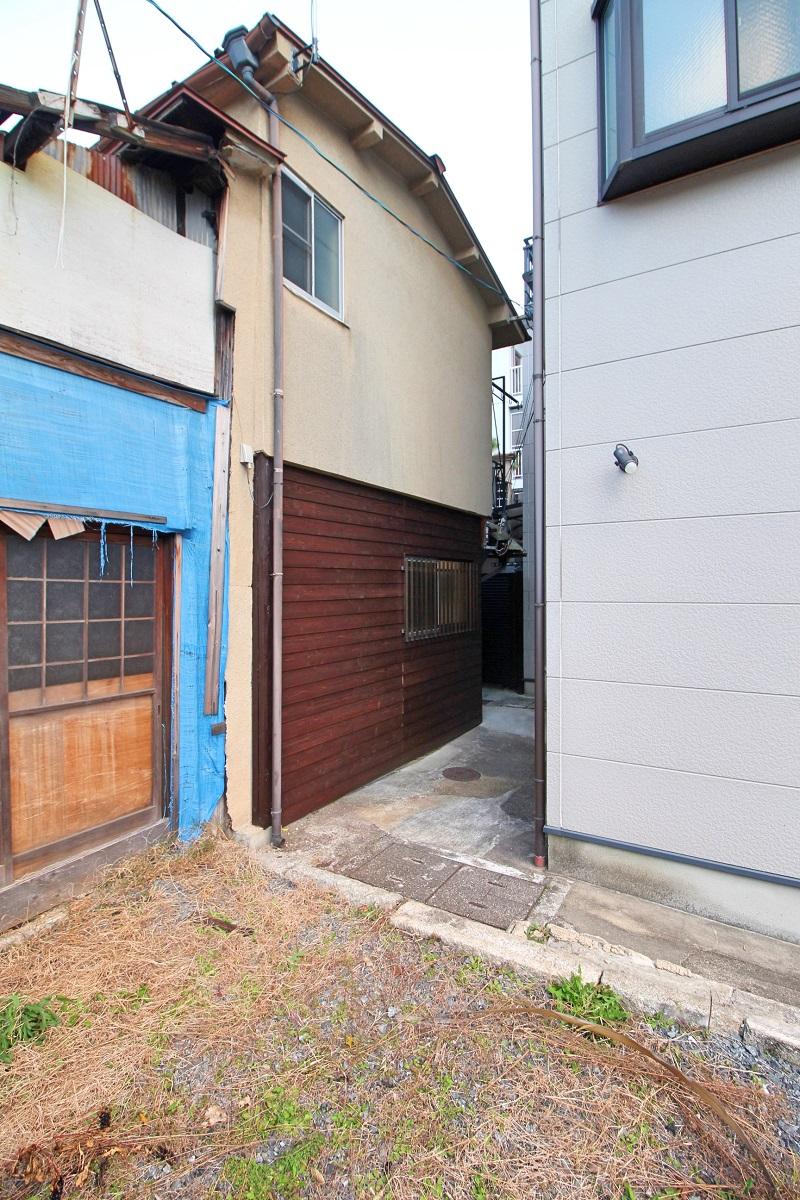 京都市上京区二本松町11-7の賃貸物件/ブルーシートの建物は隣家（空き家）（写真は前回募集時のもの）