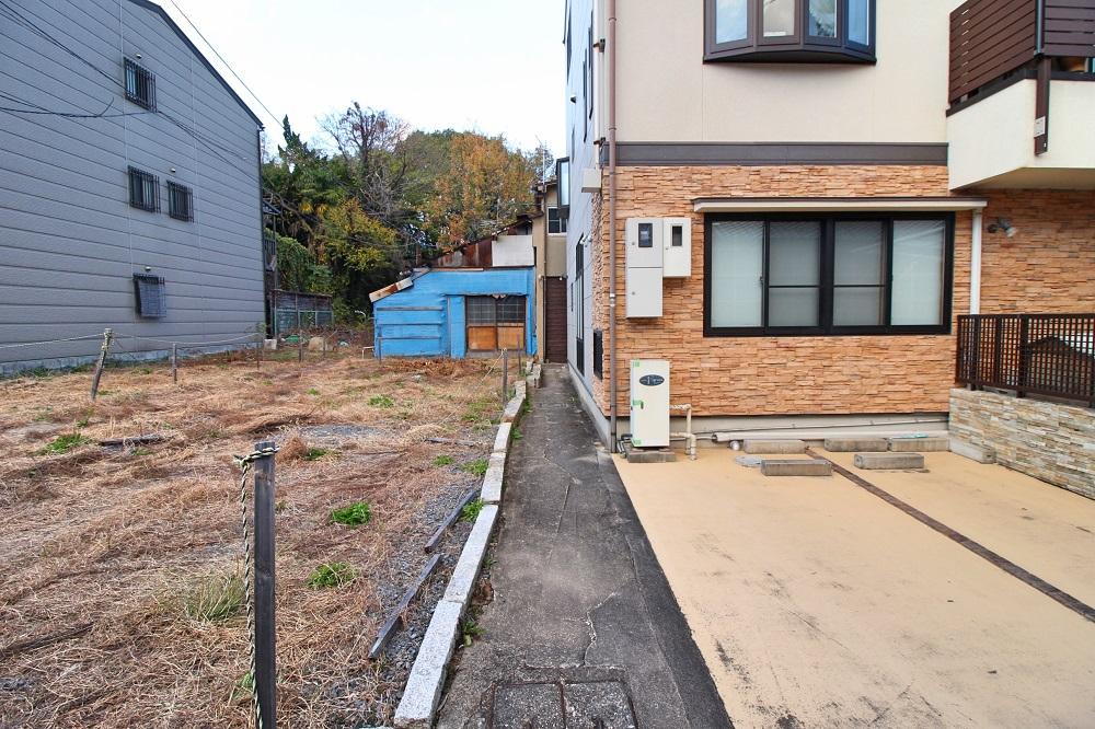 京都市上京区二本松町11-7の賃貸物件/下長者町通からこの細い通路を入ります。左側の空き地は、現在マンションの敷地になってます（写真は前回募集時のもの）