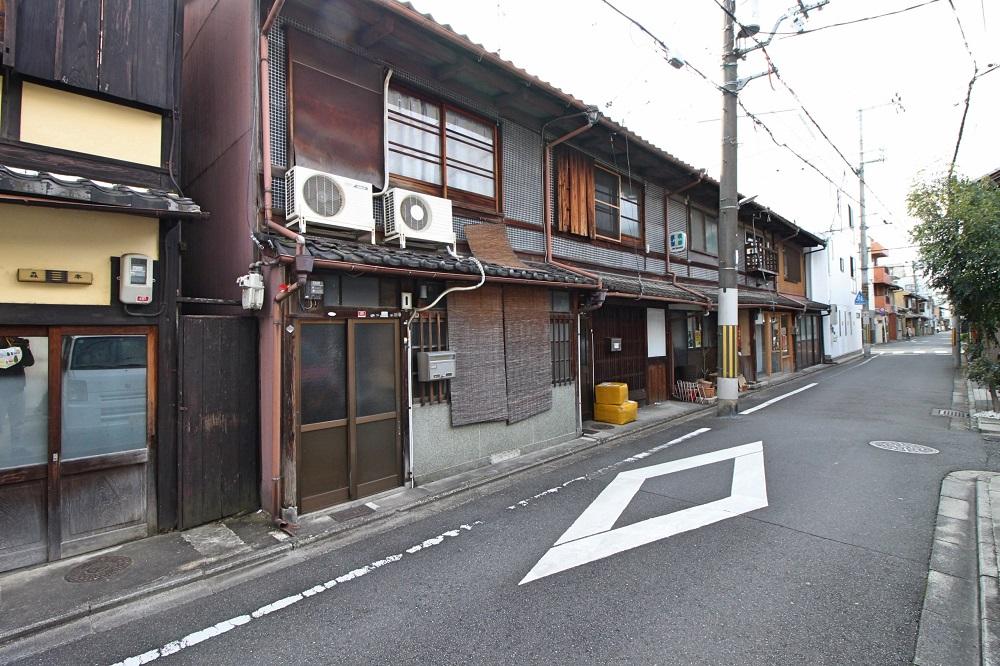 住居以外に事務所や店舗?も並んでます