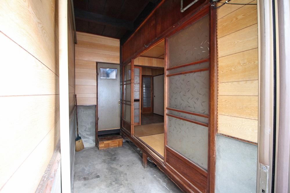 土間をまっすぐ進めば台所で右手がオモテノ間