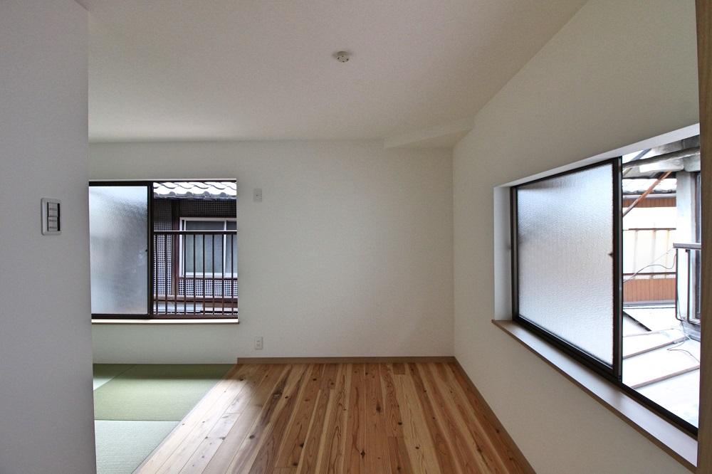 それぞれの窓の向いには隣家