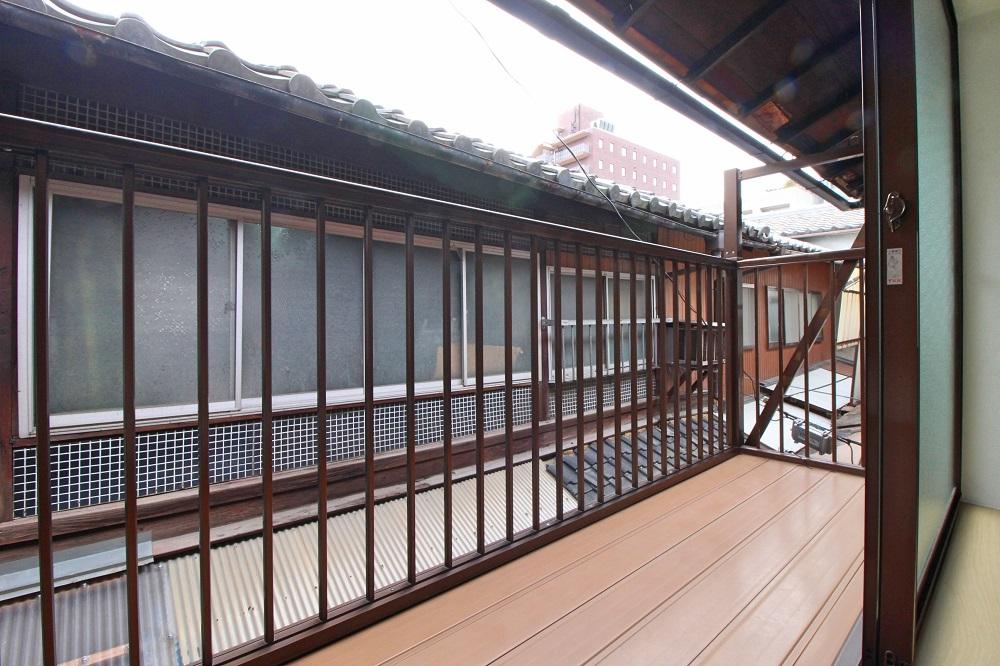 南側にも建物がありますが陽は射します