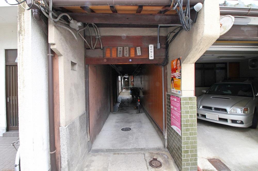 姉小路通からこのトンネル路地を入っていきます