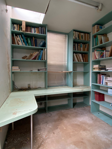本棚の部屋は、この個室に繋がってます。