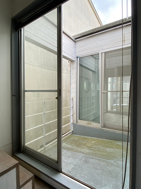部屋でベランダを挟んでます。