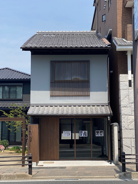 間口は約4mで、開放的な室内とのギャップも良き