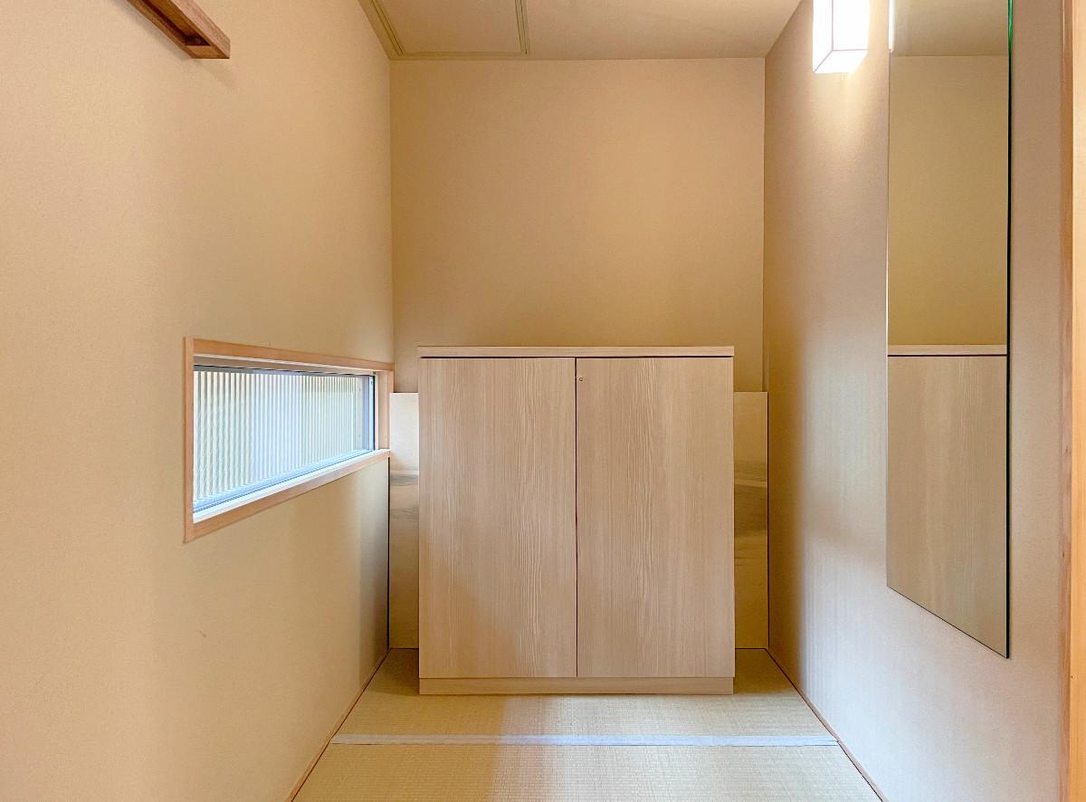 玄関間。沓脱石のある和風の空間は約1.5畳。下駄箱が無いので家具でいい感じにレイアウトしましょう