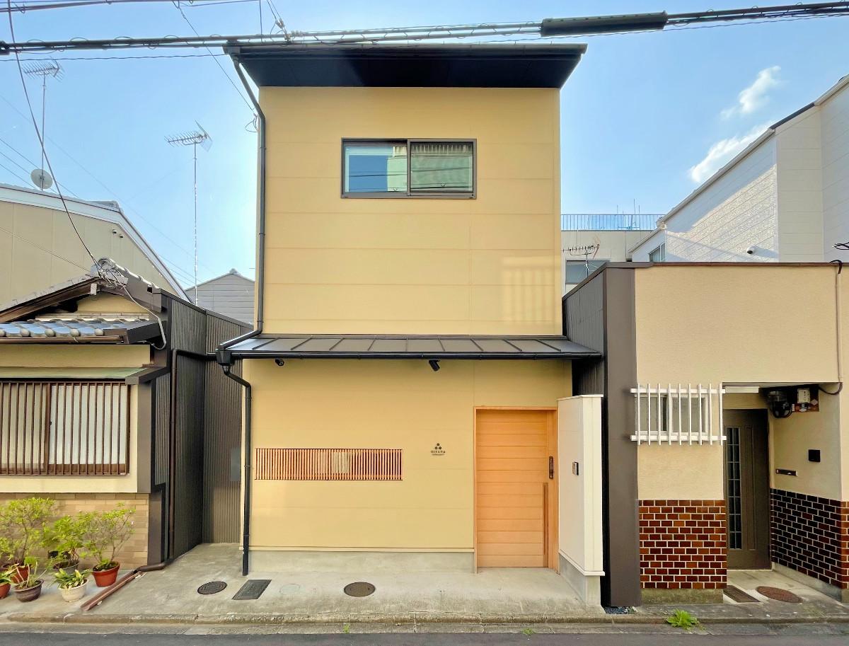 外観全景。新築ゲストハウスなのでスキの無い面構えです。毎日のおかえりが嬉しくなります