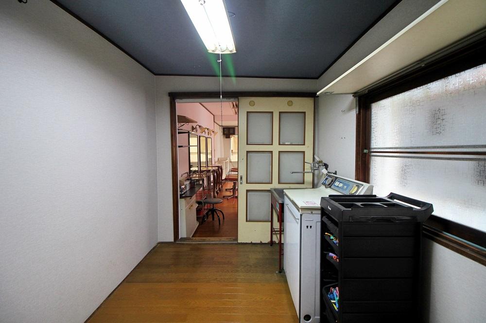店舗とトイレとの間にある4帖半ほどのスペース