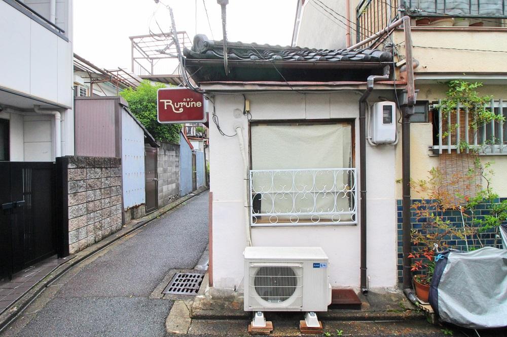 正面の窓には現在紙が貼ってあります。