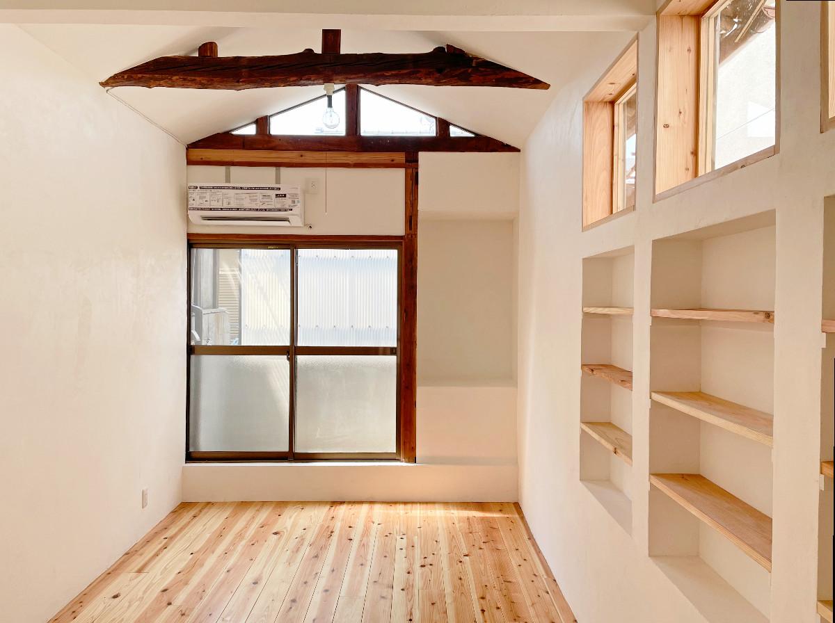 室内奥。小屋組みをみせ天井を極力高く。平入りの造りなのに妻入りの小屋組みが見える不思議