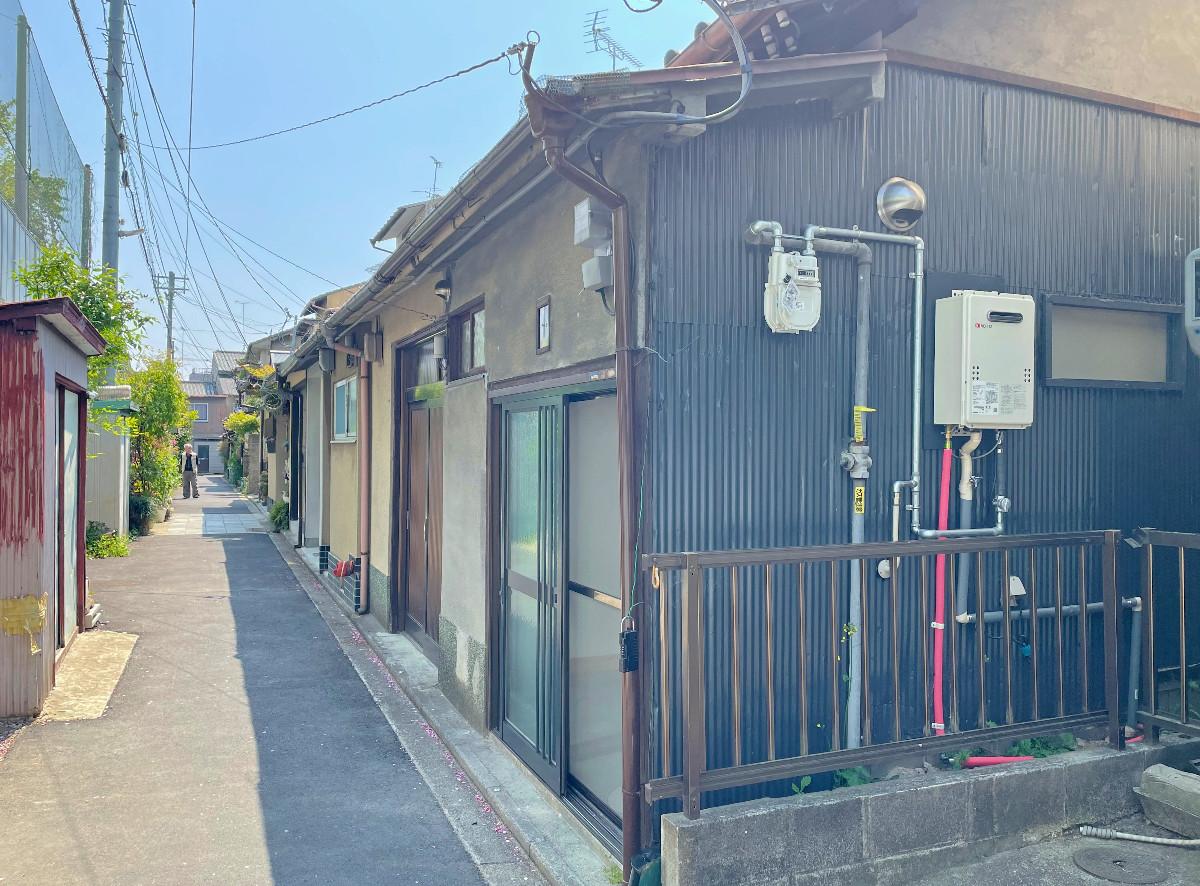 同じような長屋の並びの端っこ。ご近所づきあい楽しくなりそうなのどかな街並みです