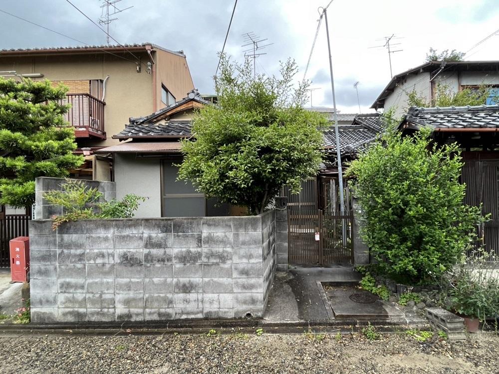 京都市北区紫野上野町80の賃貸物件/塀と少し茂った植栽もあり、通りからの目線もあまり気にならなさそう（写真は前回募集時のもの）