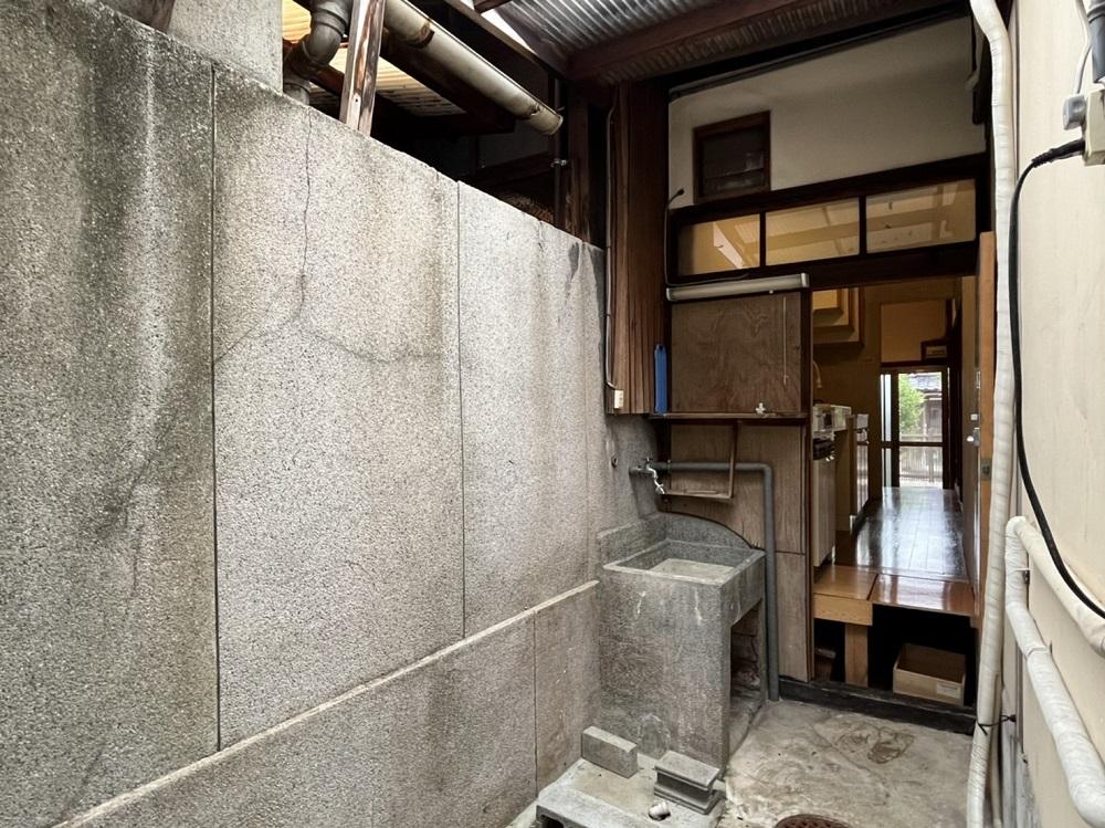 京都市北区紫野上野町80の賃貸物件/洗濯機はここに置きます（外ですが雨はかかりません）