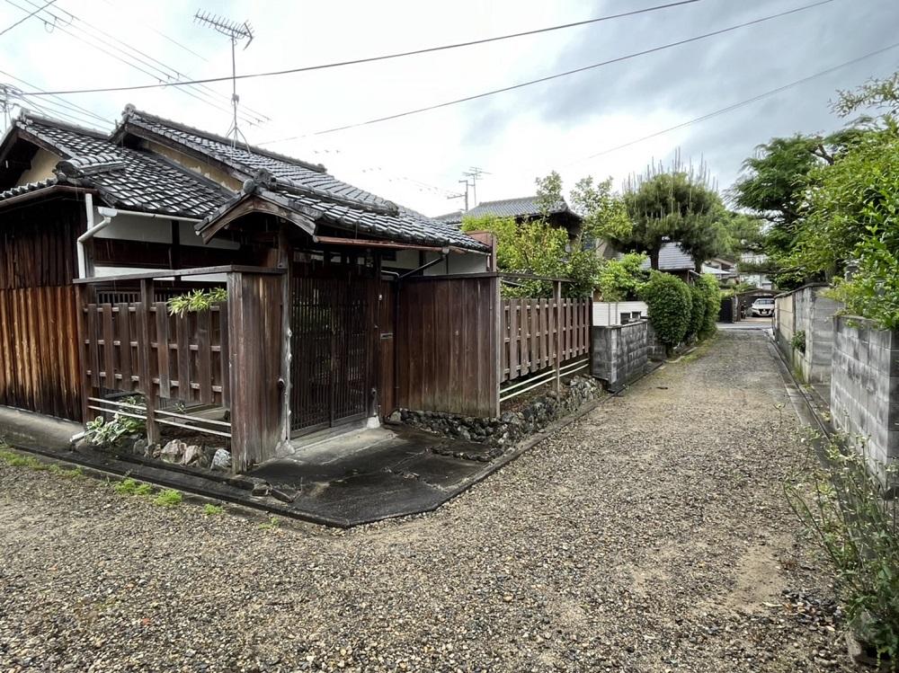 京都市北区紫野上野町80の賃貸物件/前道が未舗装なのがまた良い（写真は前回募集時のもの）