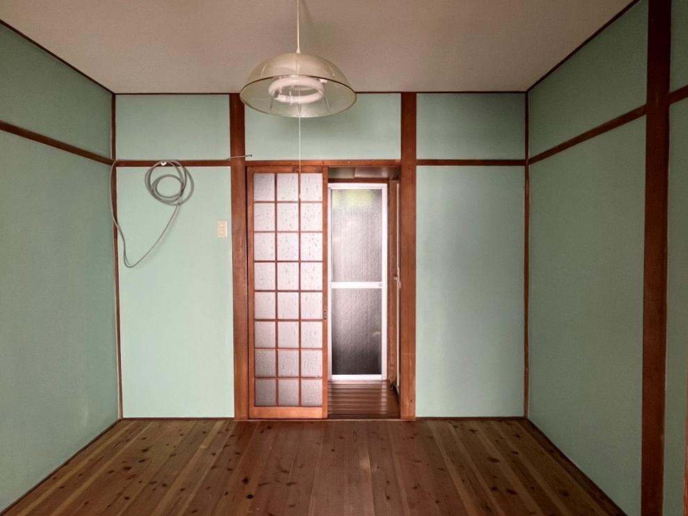 正面奥にトイレと浴室