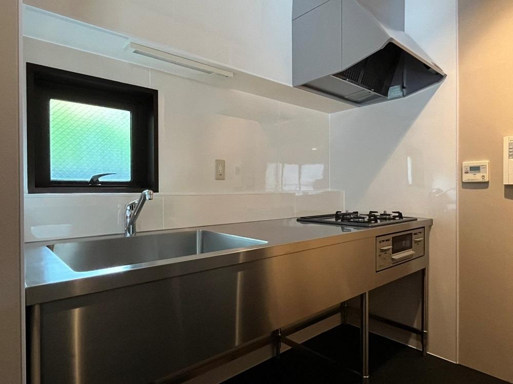 京都市中京区堺町通二条上る亀屋町171の賃貸物件/オールステンレスのシンプルな業務用キッチン