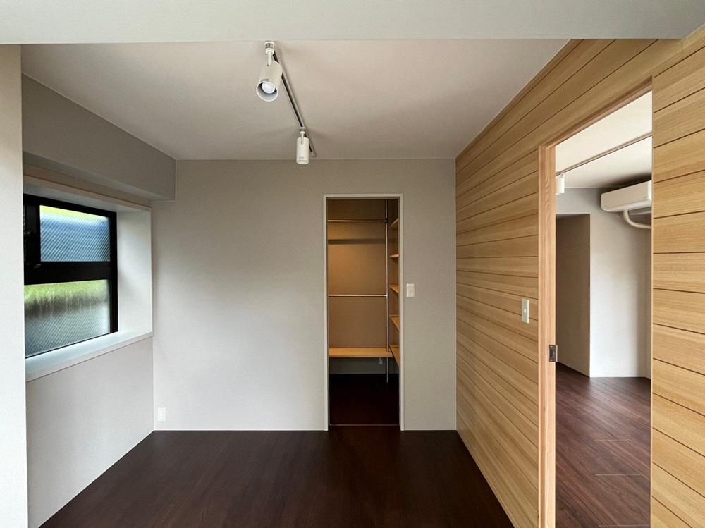 京都市中京区堺町通二条上る亀屋町171の賃貸物件/この部屋も2面窓で通気性が良い