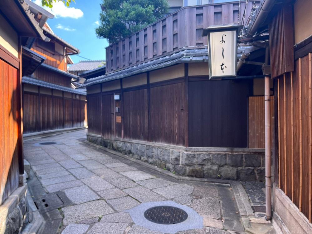 京都市東山区下河原通高台寺門前下河原町の売買物件/このくねくねのおかげで出入り時の人目を遮れます