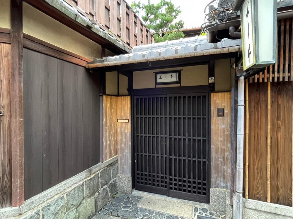 京都市東山区下河原通高台寺門前下河原町の売買物件/入口は格子戸と板戸の2重