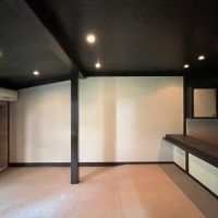 京都市東山区下河原通高台寺門前下河原町の売買物件/カウンターから見る窓は僅かに見下ろす関係