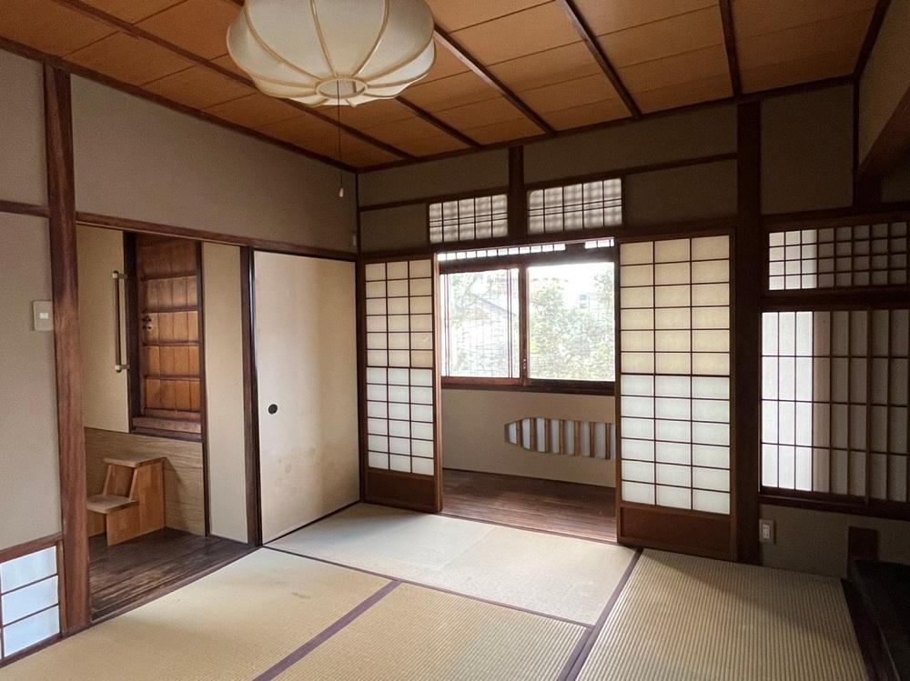 京都市東山区下河原通高台寺門前下河原町の売買物件/2階西側｜左側に見える戸はベランダ