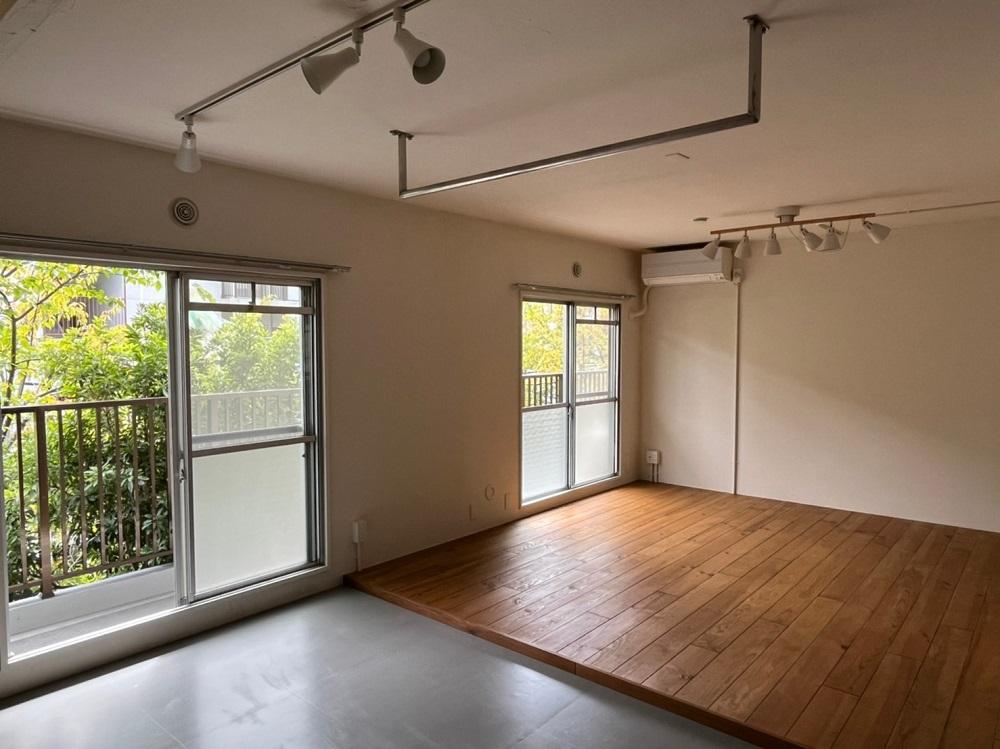 京都市伏見区醍醐上ノ山町21-3の売買物件/土間続きのリビングには木漏れ日が射し込んでくる