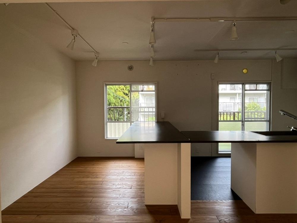 京都市伏見区醍醐上ノ山町21-3の売買物件/キッチンからサービスバルコニーに出れる