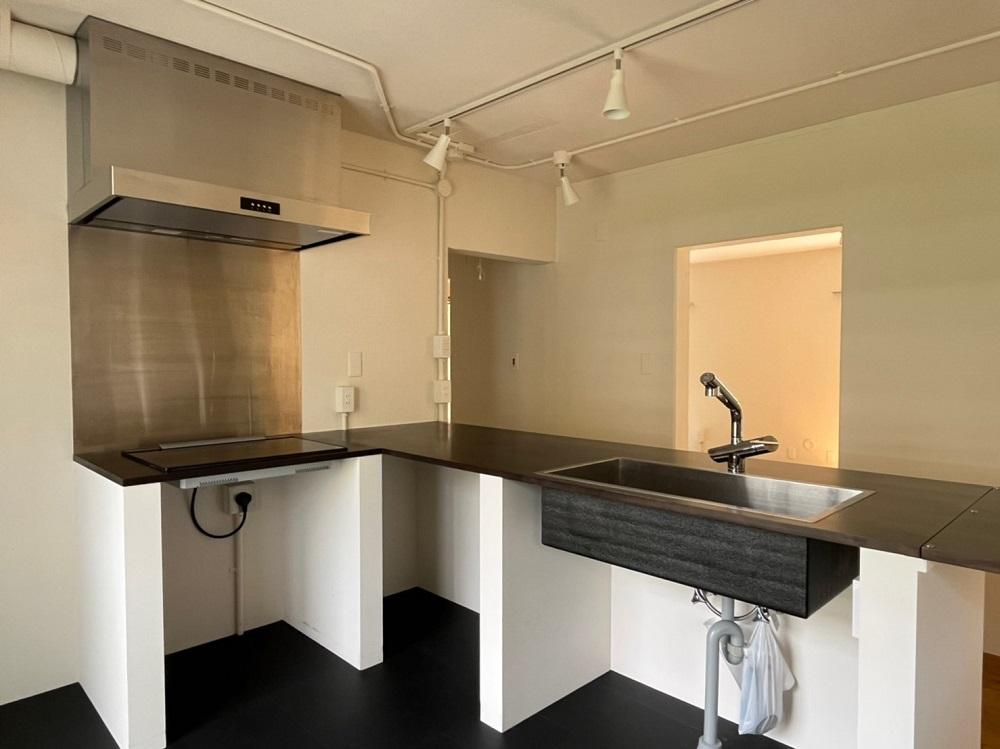 京都市伏見区醍醐上ノ山町21-3の売買物件/コンロはIH3口。収納は好みに応じて工夫を。