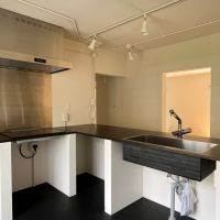 京都市伏見区醍醐上ノ山町21-3の売買物件/コンロはIH3口。収納は好みに応じて工夫を。