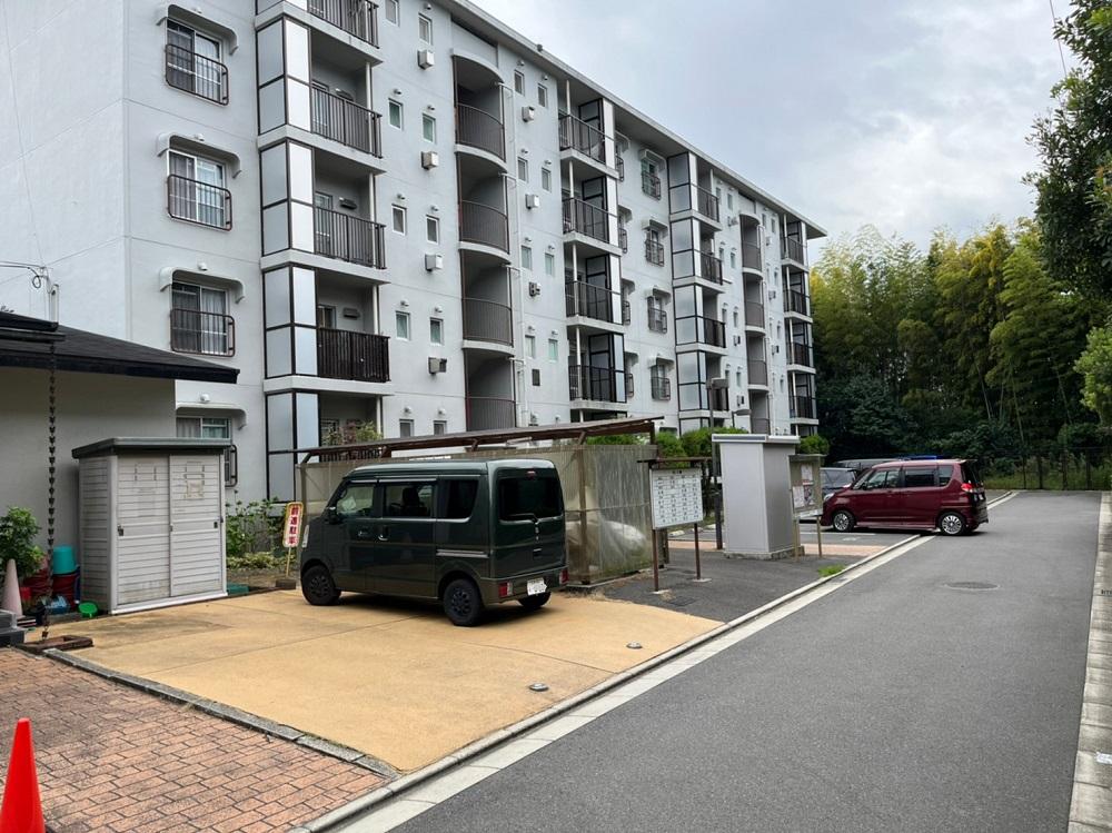 京都市伏見区醍醐上ノ山町21-3の売買物件/団地群の奥の方に建つのが今回募集の棟