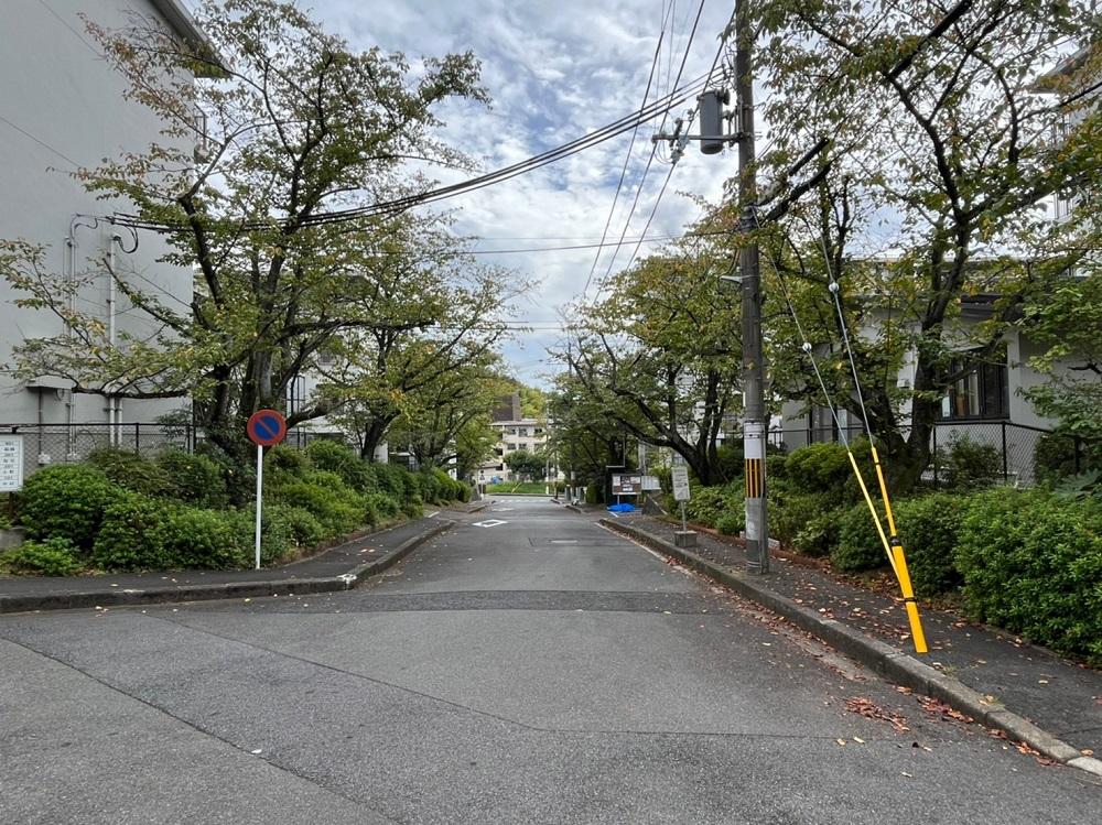 京都市伏見区醍醐上ノ山町21-3の売買物件/駅からB-1棟までは坂が続く