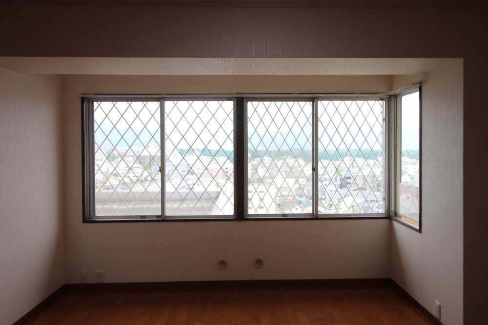 東側の部屋からは街を見下ろせます。