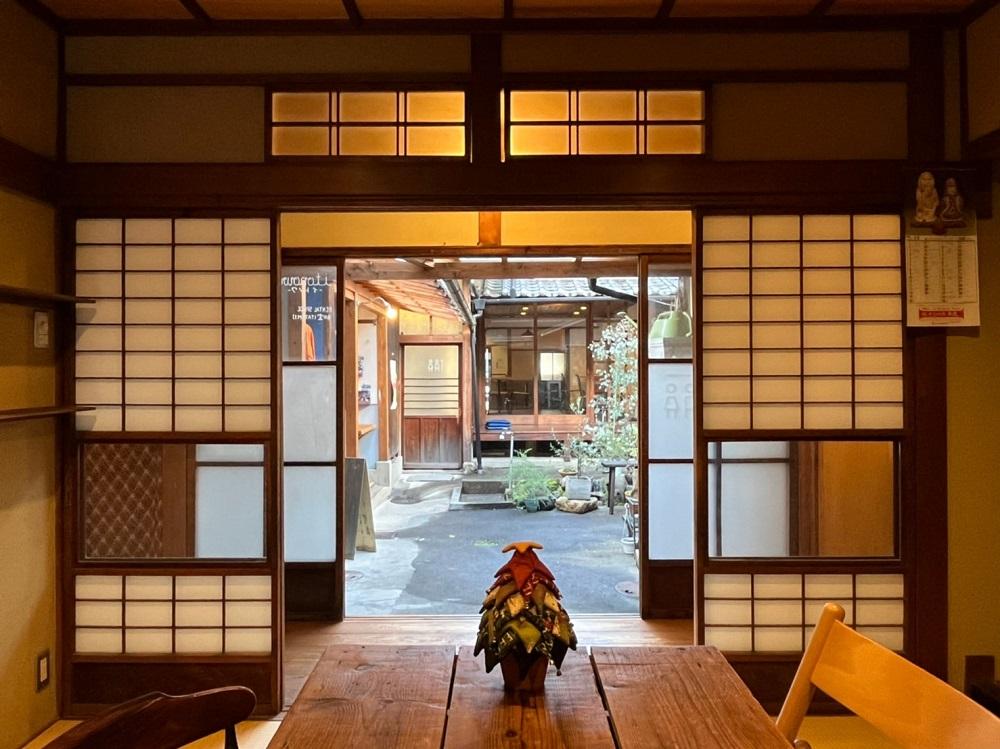 京都市下京区突抜2丁目357の賃貸物件/一息つきたい時はこの共用間で中庭を望みながら肩の力を抜いて深呼吸しましょう