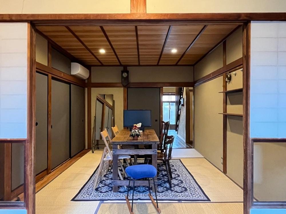 京都市下京区突抜2丁目357の賃貸物件/ここは来客時の応対やランチなんかに利用可能な共用間（1枚目の写真の庭側から）