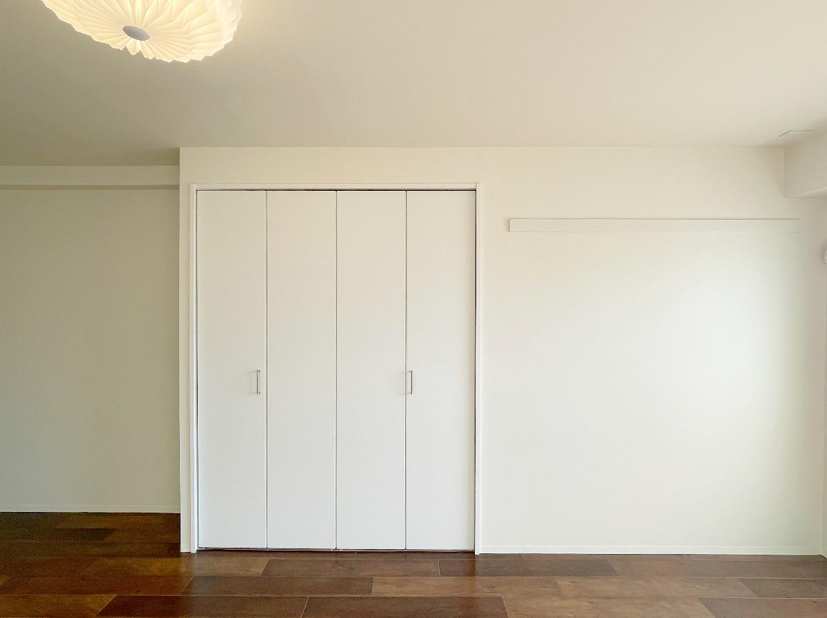 京都市下京区富小路通松原下る本上神明町463の賃貸物件/室内全景南を見る。壁面収納と長押。長押があるだけでちょっと服をかけたりと便利なんですよね～