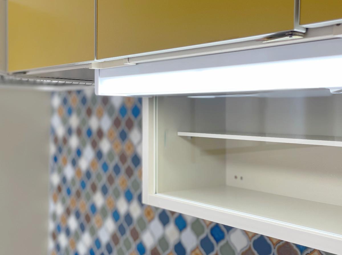 京都市下京区富小路通松原下る本上神明町463の賃貸物件/キッチンはレトロなタカラスタンダード。黄色が愛らしいです。壁面のみタイル貼ってアクセントに