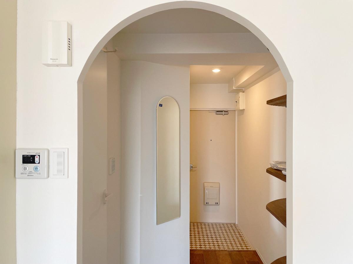 京都市下京区富小路通松原下る本上神明町463の賃貸物件/エントランス周りはアーチで区切る。ちょっとした造作で程よくシーン分けができているのがいい塩梅