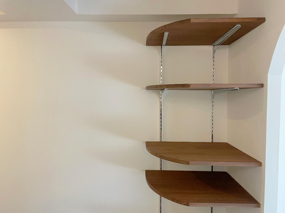 京都市下京区富小路通松原下る本上神明町463の賃貸物件/エントランスには気の利いた可動棚収納