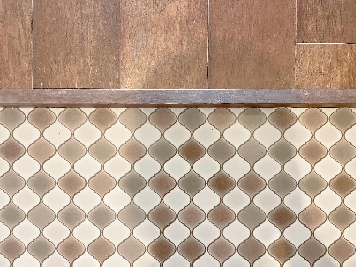 京都市下京区富小路通松原下る本上神明町463の賃貸物件/玄関床は可愛く。キッチンタイルと揃えているのも良きです