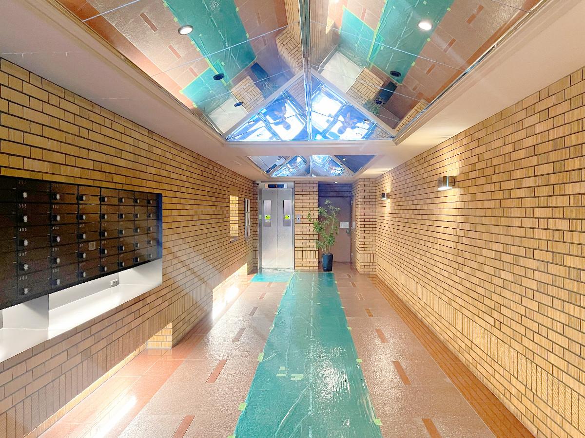 京都市下京区富小路通松原下る本上神明町463の賃貸物件/エントランスはシックにゴージャスバブル。（シートは工事中の為敷いてあります）